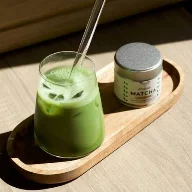 Matcha latte Uji au lait d'avoine, dans une tasse en céramique.
